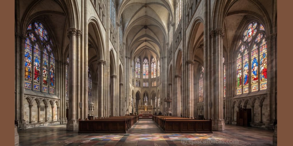 Catedral gótica com vitrais coloridos e arcos ogivais
