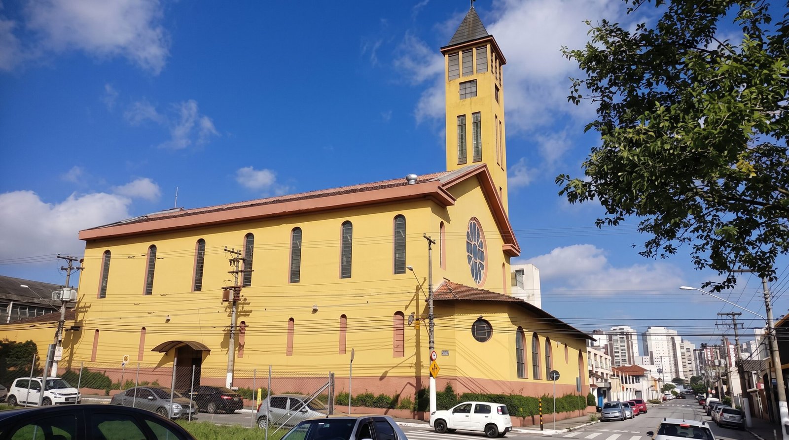 Paróquia Coração Eucarístico de Jesus e Santa Marina, na Vila Carrão: História, horários de missas e arte de Cláudio Pastro